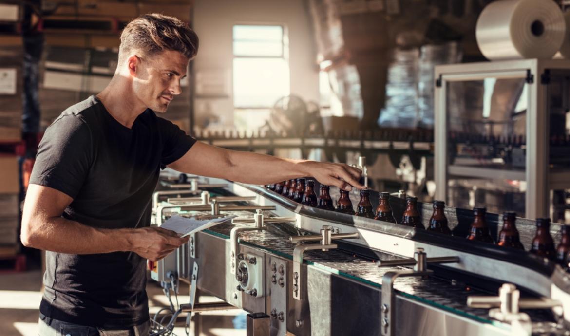 Arbeiter prüft Abfüllung in einer Brauerei