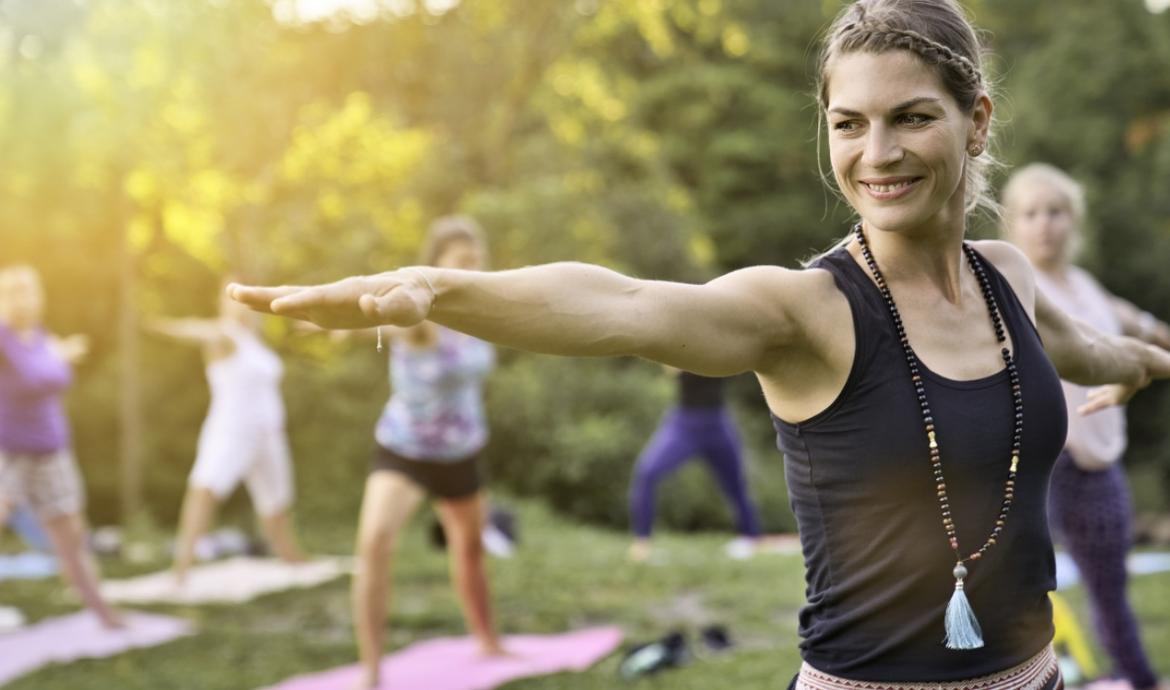 Junge Frauen machen Yoga im Park